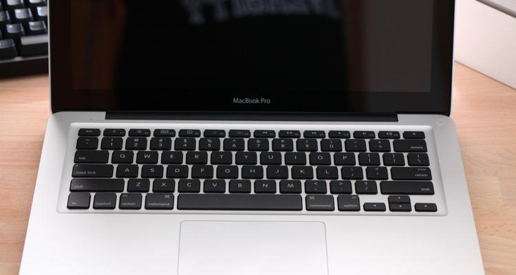 探讨2010年MacBook的性能表现（一代经典的电脑评估和回顾）