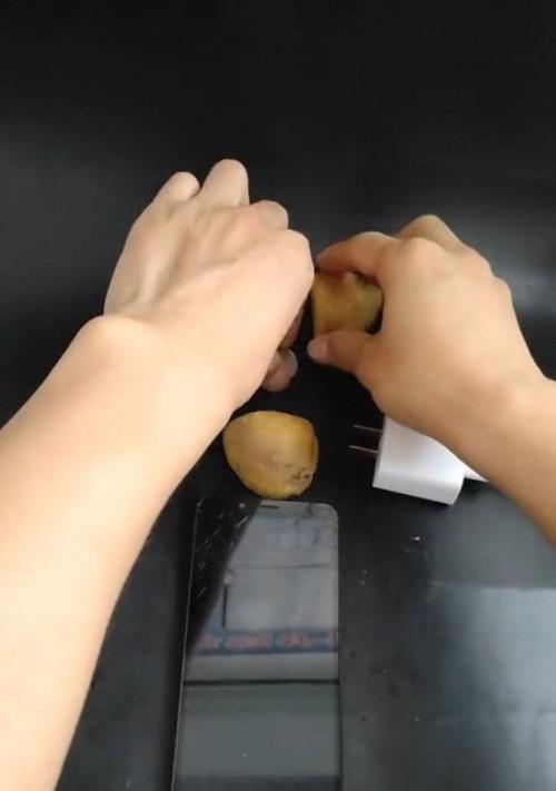 利用土豆充电的奇妙之道（探索土豆电池的能量潜力与应用前景）